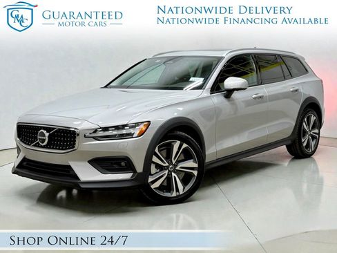 Used 2025 Volvo V60 B5 Cross Country Plus image 1