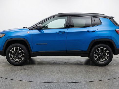 Used 2025 Jeep Compass Trailhawk image 5