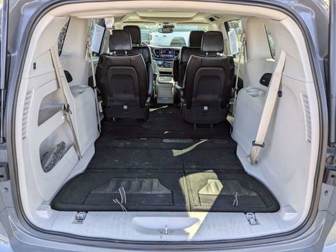 Used 2023 Chrysler Pacifica Limited image 13
