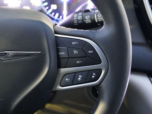 Used 2024 Chrysler Pacifica Touring-L image 27