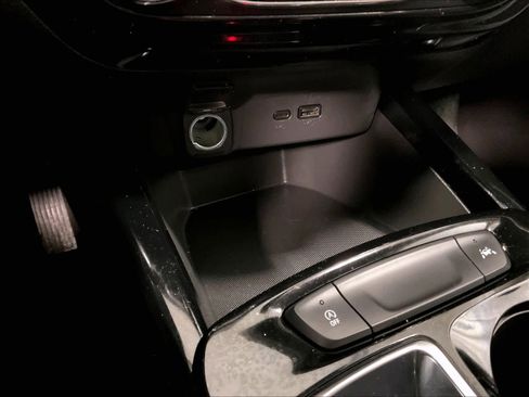 Used 2025 Chevrolet Trax LT w/ LT Convenience Package image 27