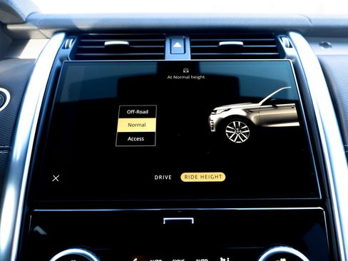 Certified 2024 Land Rover Discovery Dynamic SE image 25