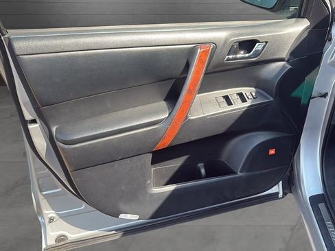 Used 2011 Toyota Highlander Limited w/ Tow Pkg image 9