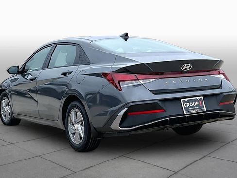 Used 2024 Hyundai Elantra SE FWD image 11