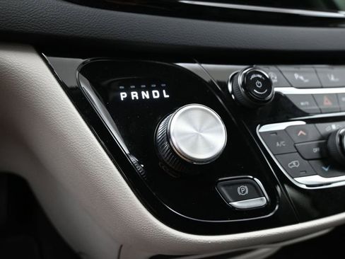 Used 2023 Chrysler Pacifica Touring-L FWD image 18