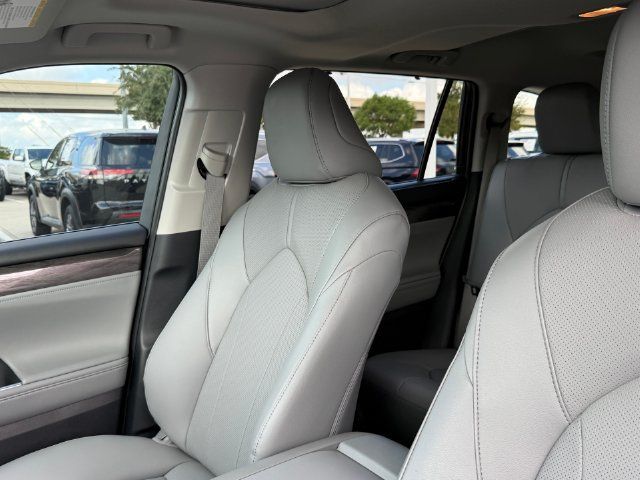 Used 2026 Toyota Highlander Limited AWD/4WD image 12