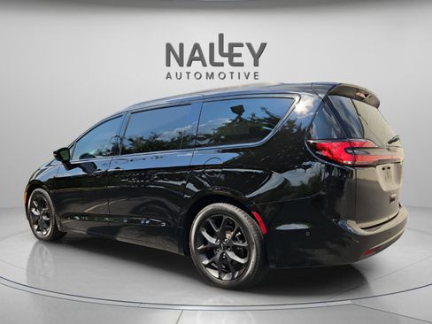 Used 2024 Chrysler Pacifica Limited w/ Uconnect Theater Family Group image 3