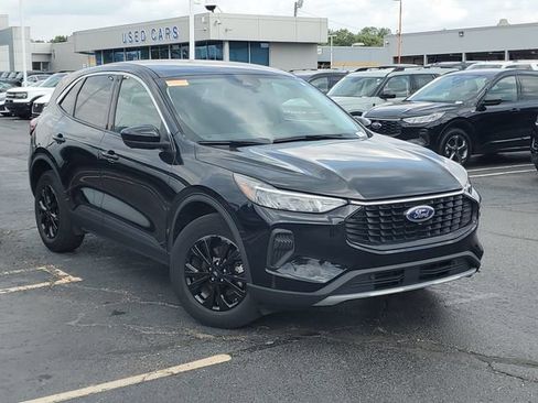 Used 2023 Ford Escape Active w/ Tech Pack #2 AWD/4WD image 2