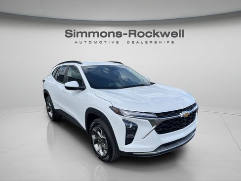 Used 2025 Chevrolet Trax LT w/ LT Convenience Package FWD image 7