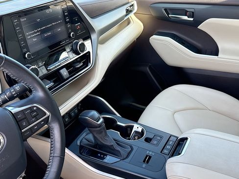 Used 2021 Toyota Highlander XLE image 28