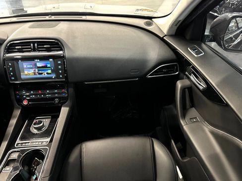 Used 2017 Jaguar F-PACE Premium image 32