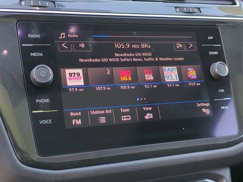 Used 2020 Volkswagen Tiguan SE image 44