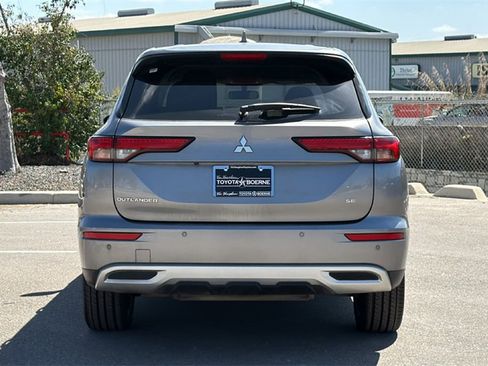 Used 2022 Mitsubishi Outlander SE image 7