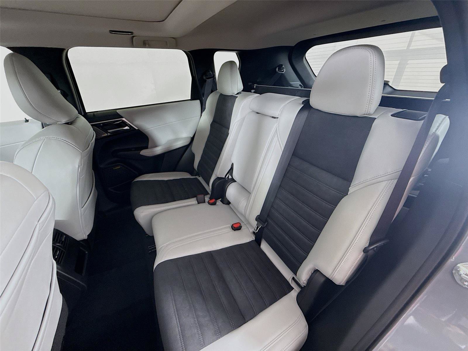 New 2026 Mitsubishi Outlander SE FWD image 17