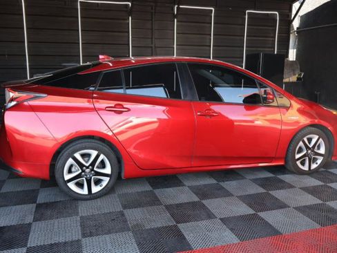 Used 2017 Toyota Prius Three Touring w/ Preferred Accessory Package image 8