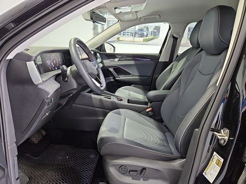 Certified 2025 Volkswagen Tiguan SE FWD image 16