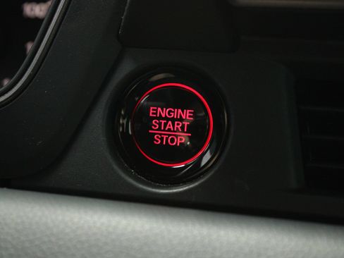 Used 2025 Honda Pilot TrailSport image 41