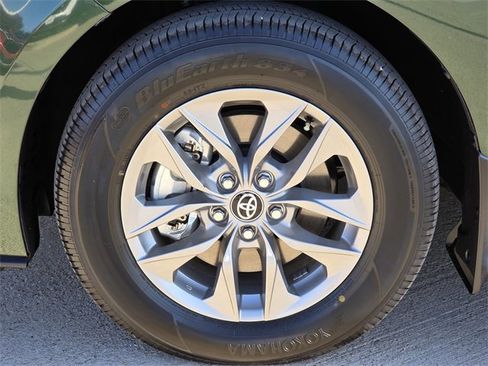 Used 2025 Toyota Sienna LE image 9