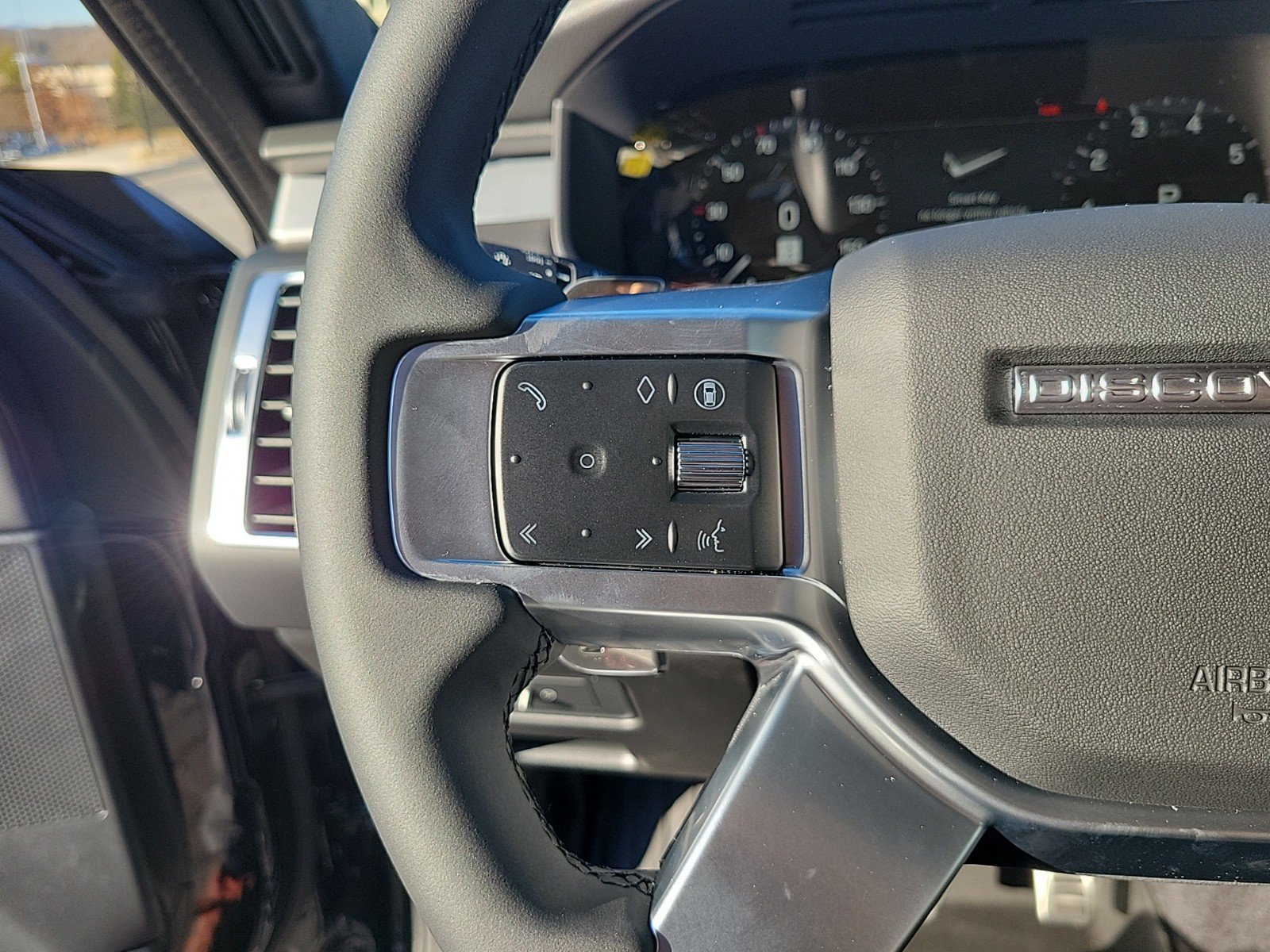 Used 2025 Land Rover Discovery Dynamic SE AWD/4WD image 38