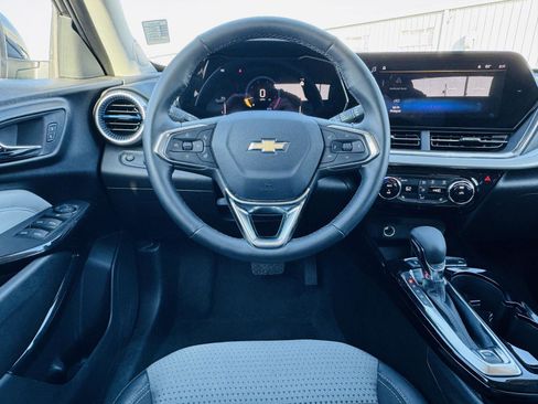 Used 2025 Chevrolet Trax LT w/ LT Convenience Package image 13