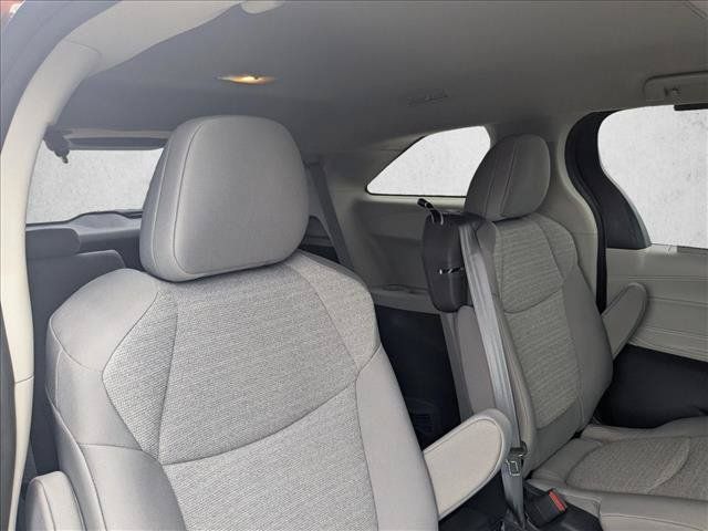 Used 2024 Toyota Sienna LE FWD image 16