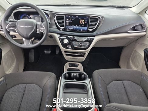 Used 2021 Chrysler Pacifica Touring FWD image 12