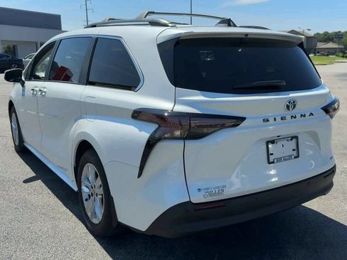Used 2025 Toyota Sienna XLE w/ XLE Plus Package AWD/4WD image 5