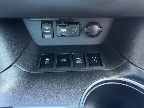 Used 2019 Toyota Highlander AWD V6 image 24