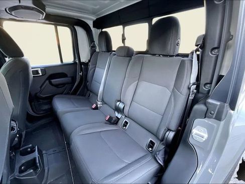 Used 2023 Jeep Gladiator Sport image 15