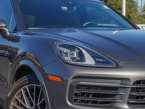 Used 2021 Porsche Cayenne image 2