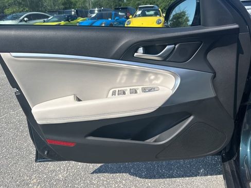 Used 2025 Genesis G70 2.5T image 25