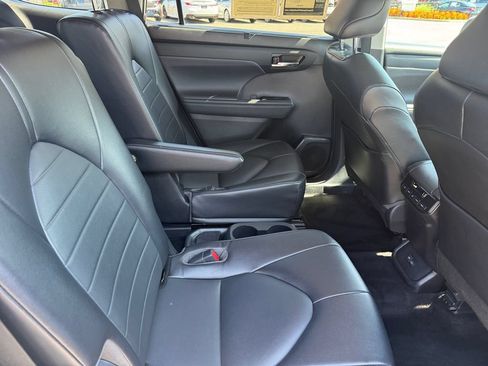 Used 2022 Toyota Highlander XLE AWD/4WD image 20