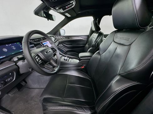 Used 2022 Jeep Grand Cherokee Overland w/ Luxury Tech Group IV image 13