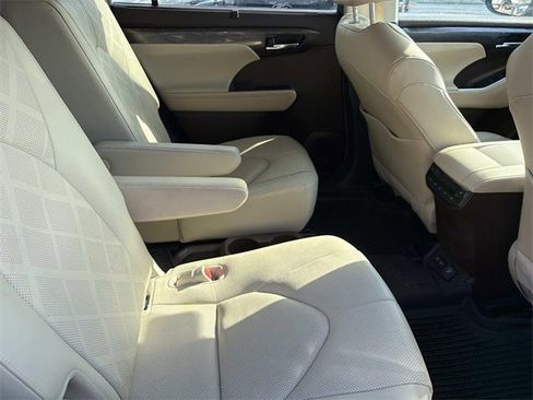 Used 2020 Toyota Highlander Platinum image 24