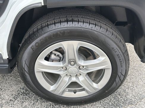 Used 2024 Jeep Compass Latitude AWD/4WD image 14