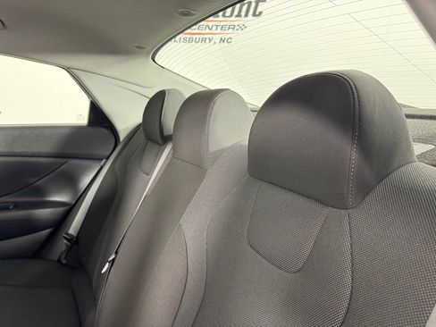 Used 2025 Hyundai Elantra SE image 23