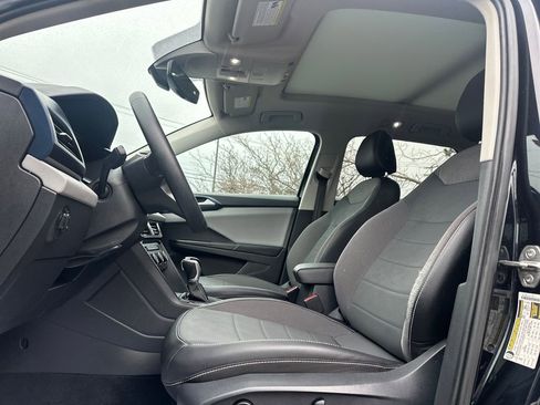 Used 2022 Volkswagen Taos SE w/ Panoramic Sunroof Package image 3