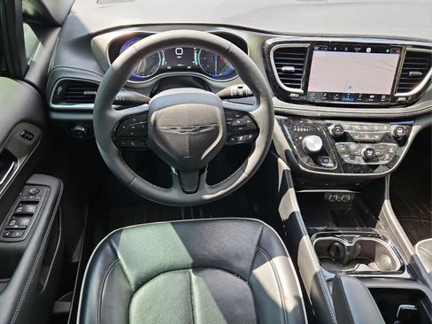 Used 2024 Chrysler Pacifica Limited w/ Uconnect Theater Family Group image 16