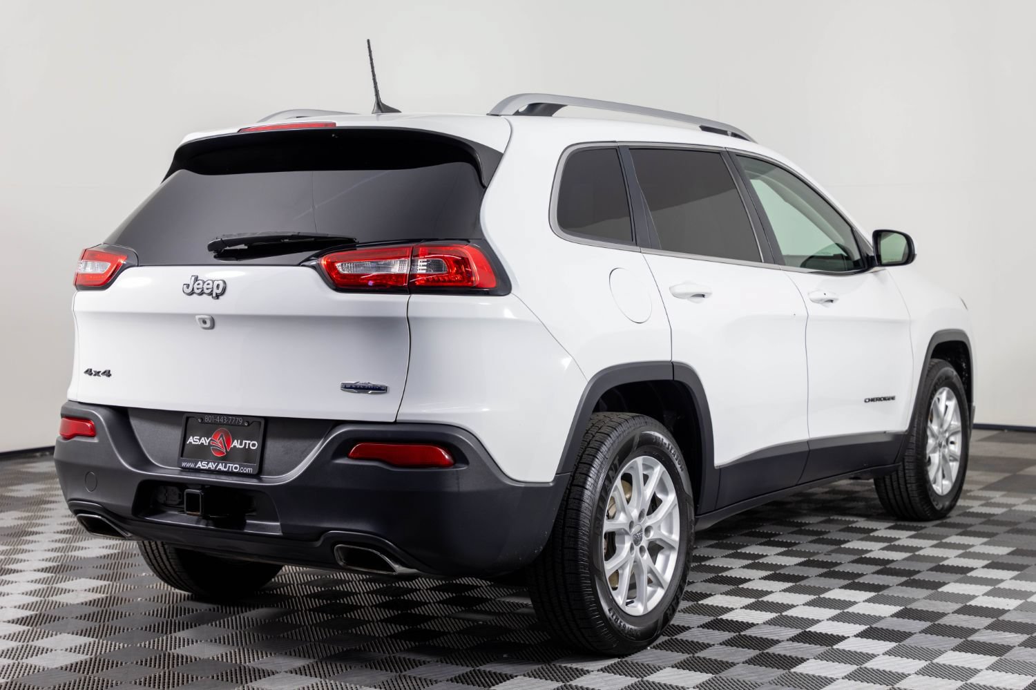 Used 2018 Jeep Cherokee Latitude Plus w/ Cold Weather Group AWD/4WD image 7