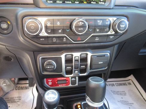 Used 2022 Jeep Gladiator Mojave w/ Cold Weather Group AWD/4WD image 23