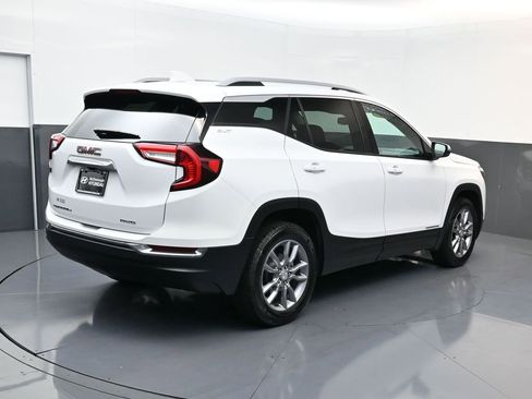 Used 2023 GMC Terrain SLT image 3