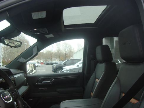 Used 2025 GMC Sierra 1500 AT4 w/ AT4 Premium Package image 12