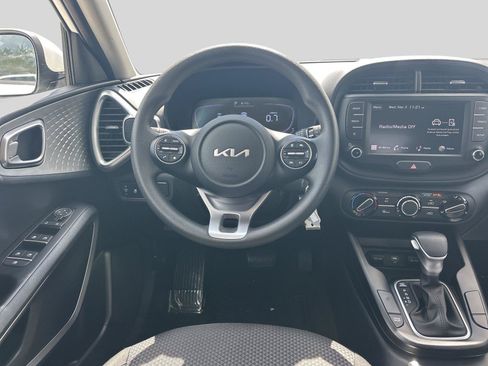 Used 2025 Kia Soul LX w/ LX Technology Package FWD image 18