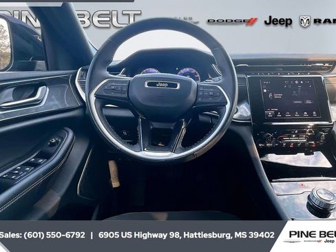 Used 2021 Jeep Grand Cherokee L Laredo image 5