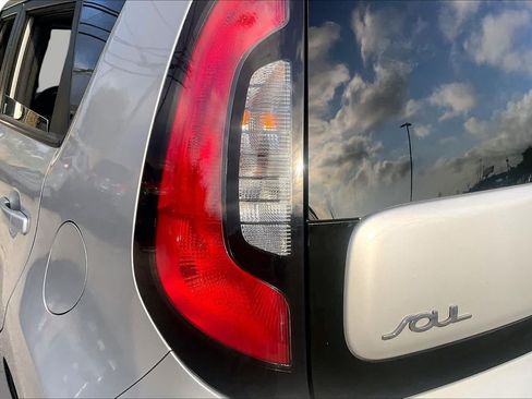 Used 2017 Kia Soul + FWD image 28