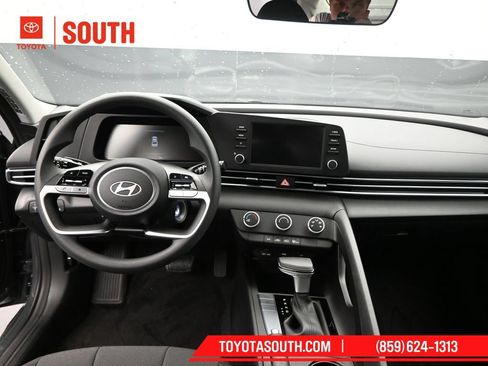 Used 2025 Hyundai Elantra SE FWD image 10