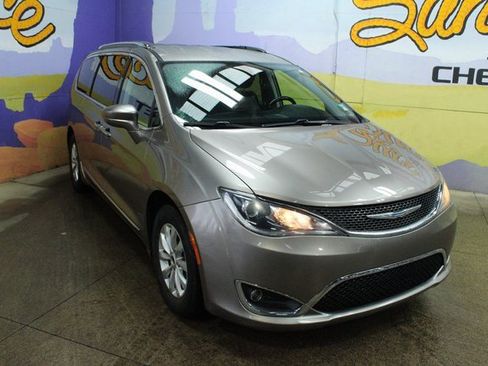Used 2018 Chrysler Pacifica Touring-L image 3