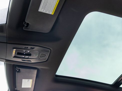 Certified 2025 Porsche Macan Electric image 27