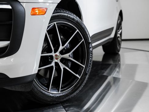 Certified 2023 Porsche Macan image 12