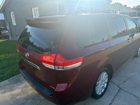 Used 2014 Toyota Sienna Limited w/ Limited Premium Package FWD image 11